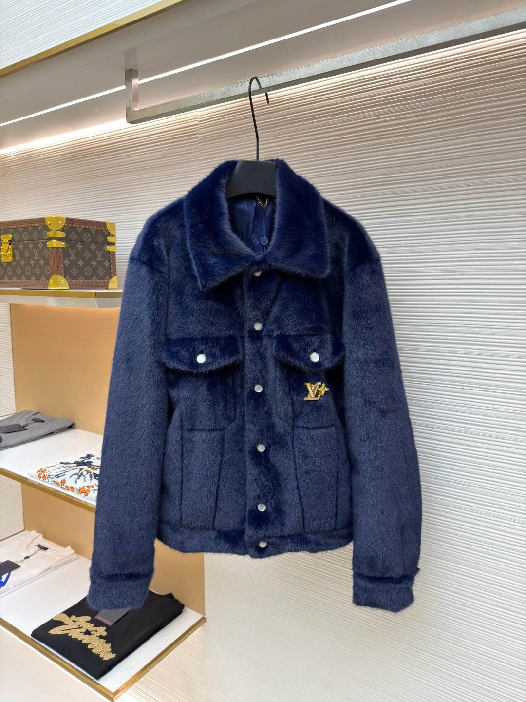 LOUIS VUITTON letter logo mink fur jacket ●Original version: Purchased and developed for 169000 ●Item number: 1681420-D10 ●Fabric: mink fur fabric ●Technology: embroidery ●Color: navy ●Version: fitted version ●Weight: about 1065 grams ●Size: 46-48-50-52 ●Description: This jacket is made of high-end imitation mink velvet fabric, which is soft and fluffy to the touch and has excellent warmth retention. The lapel design adopts three-dimensional tailoring + precision sewing technology, and the collar shape is crisp and naturally connected with the body. The placket button is a custom-made blue-green metal button, which creates a visual contrast with the white fabric. It is sewn in precise position and opens and closes smoothly. The large pockets on both sides use three-dimensional bag-shaped technology, and the bag mouth echoes the buttons, combining practicality and design. The inner lining is made of the brand's classic pattern printed fabric, which is combined with the outer layer of plush fabric through laminating sewing technology to create a strong sense of layering. The overall cut is a loose-shouldered version, and the multi-piece structure is spliced ​​to create a casual and trendy wearing effect while ensuring comfort and freedom during movement. It is a fashionable item that combines luxurious plush texture with exquisite craftsmanship. The overall wiring is straight and delicate, the fabric is comfortable and soft, and the color is consistent without color difference. It can be matched with the same style to create a fashionable look and control various occasions. Customized accessories, complete with three standards, same style for men and women!
